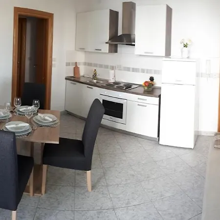 شقة Dana زادار